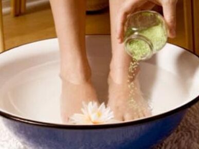 Steam your feet before using folk remedies for onychomycosis